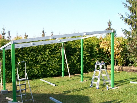 Carport in Stahlbauweise beim Aufbau